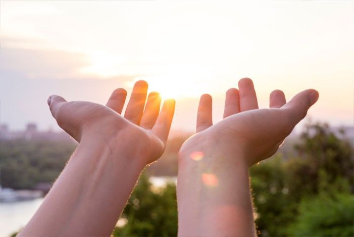 Beide hände ausgestrickt der Sonne entgegen Handrücken nach unten.jpg