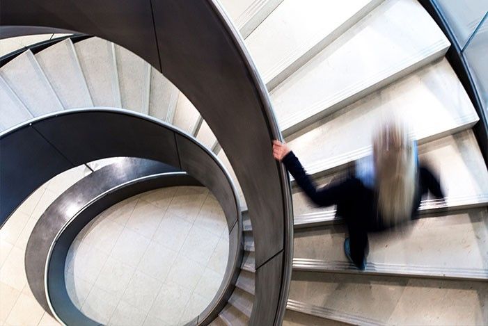 Frau rennt schnell die Treppe hinauf.jpg