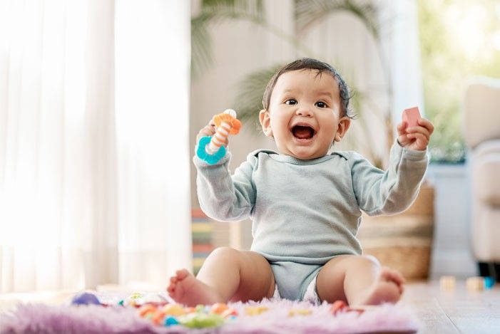 baby-rassel-glüklich.jpg