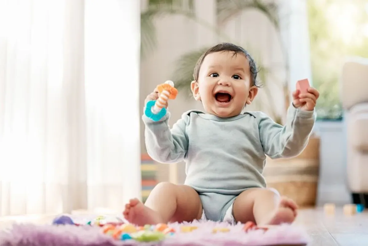 baby-sitzt-und-lacht.webp