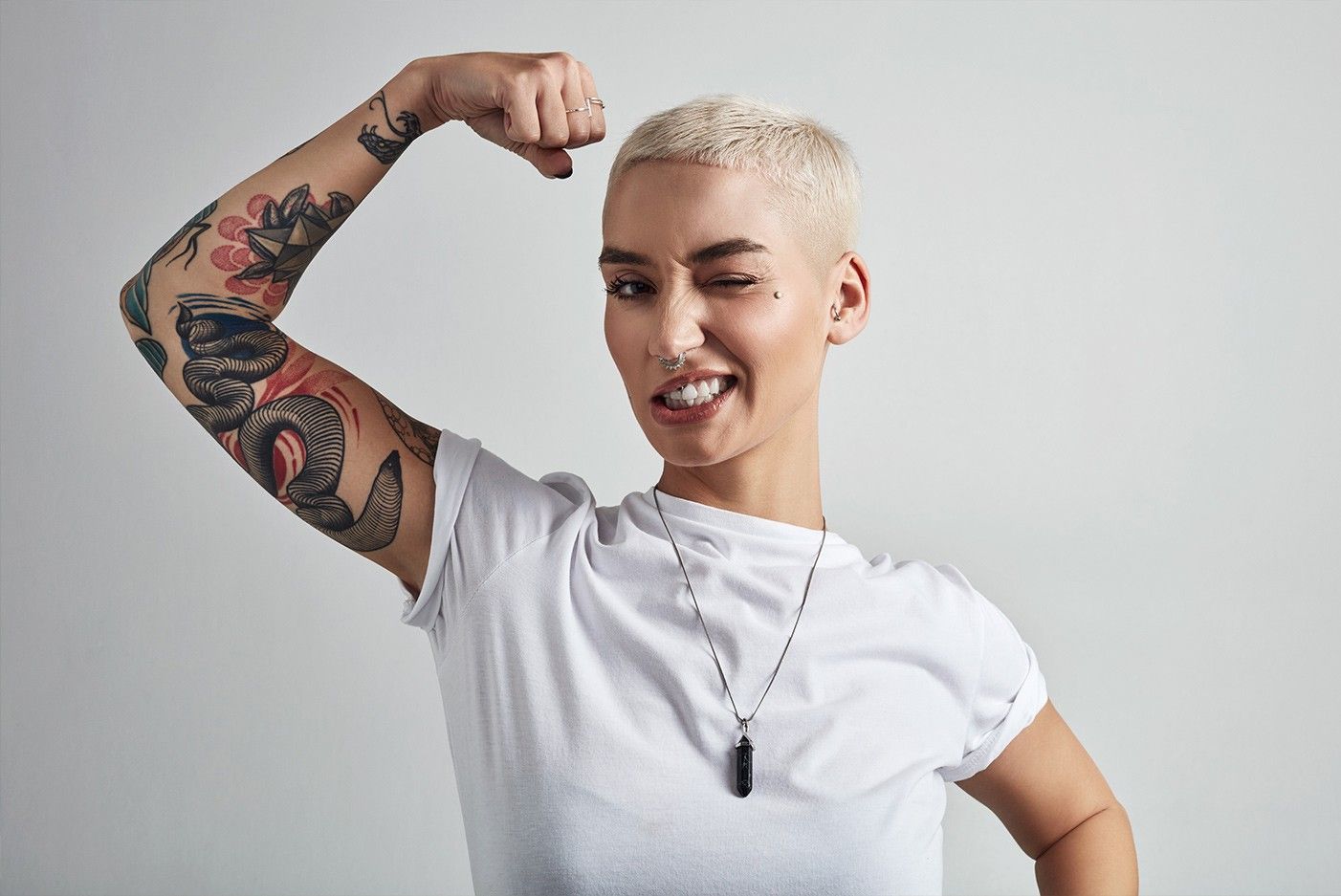 blonde-tatoewierte-frau-zeigt-ihren-rechten-bizeps.jpg