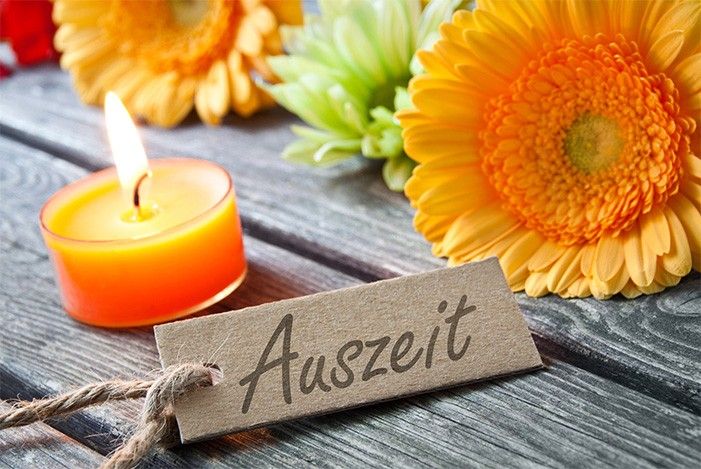 blumen-und-kerze-mit-auszeit-schild.jpg
