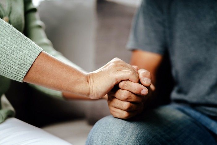 eine-hand-haelt-die-andere.jpg