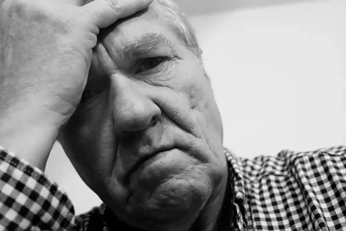 folgen-von-indirektem-mobbing-mann-depressiv.webp