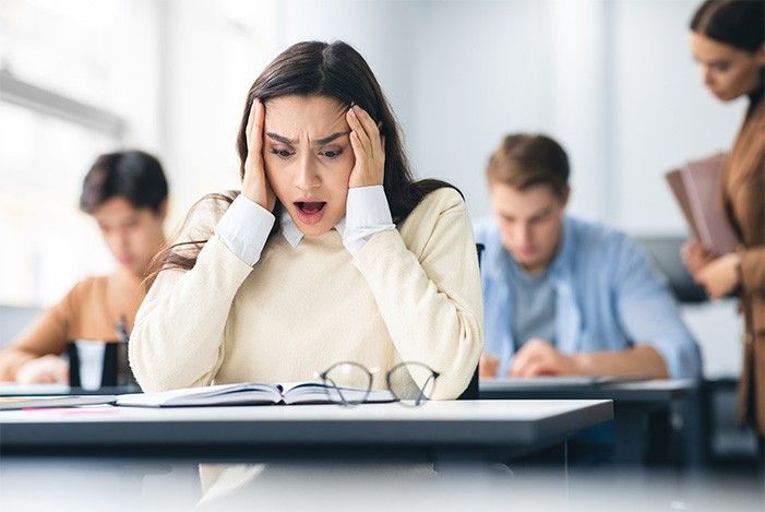 frau-gestresst-haende-an-den-schlaefen.jpg