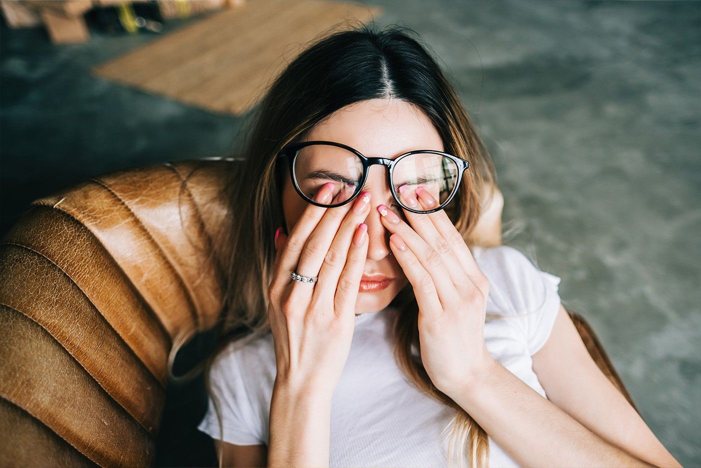 frau-mit-brille-reibt-sich-die-augen.jpg