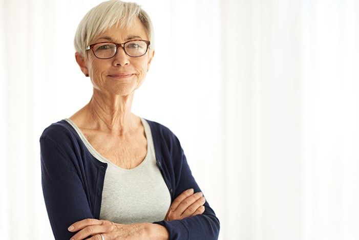 frau-mit-verschraenkten-armen-laechelt.jpg
