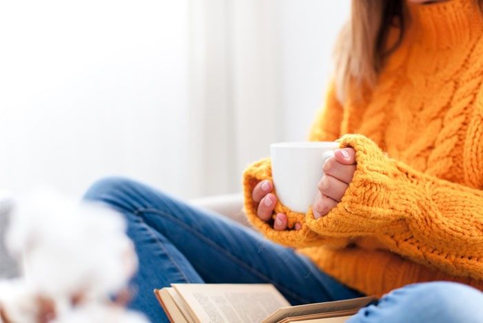 frau-tasse-gelber-pulli.jpg