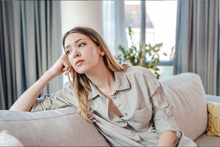frau-traurig-sofa.jpg