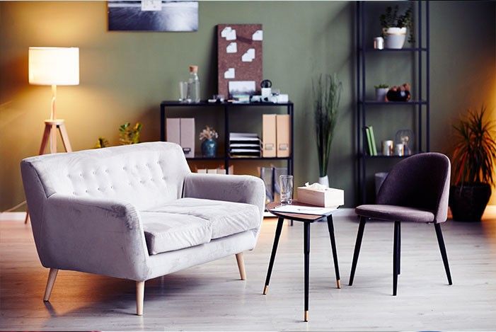 gespraechs-zimmer-mit-sofa-und-stuhl.jpg