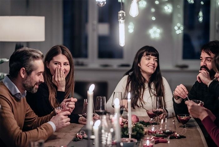 gruppe-freunde-dinner.jpg