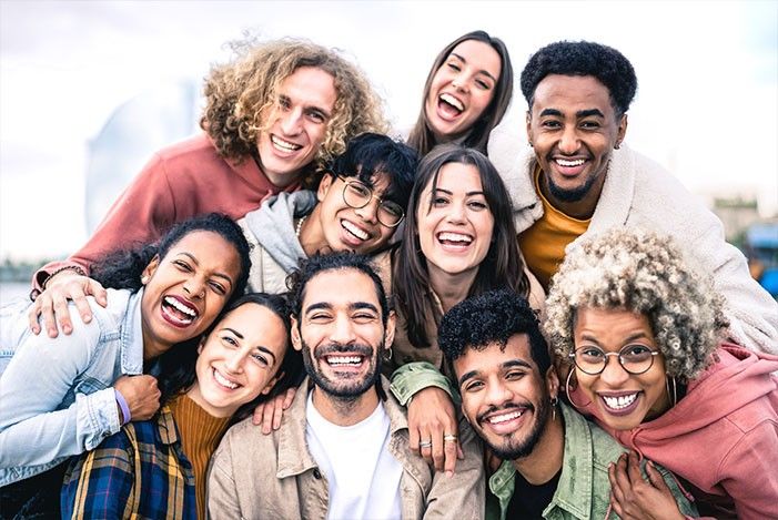 gruppe-freunde-lachen.jpg