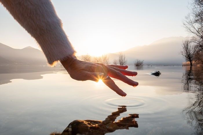 hand-beruehrt-wasser-see.jpg