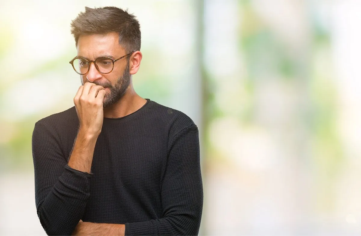 mann-in-gedanken-versunken.webp