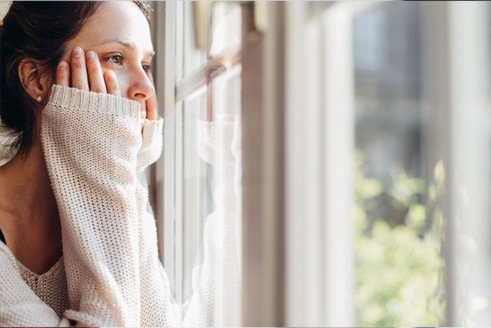 nachdenkliche-frau-schaut-aus-dem-fenster.jpg