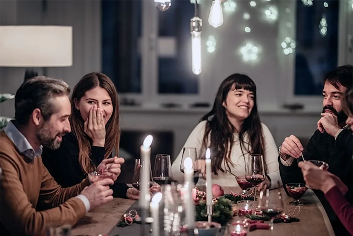 mit freunden am tisch ist traurigkeit schnell vergessen
