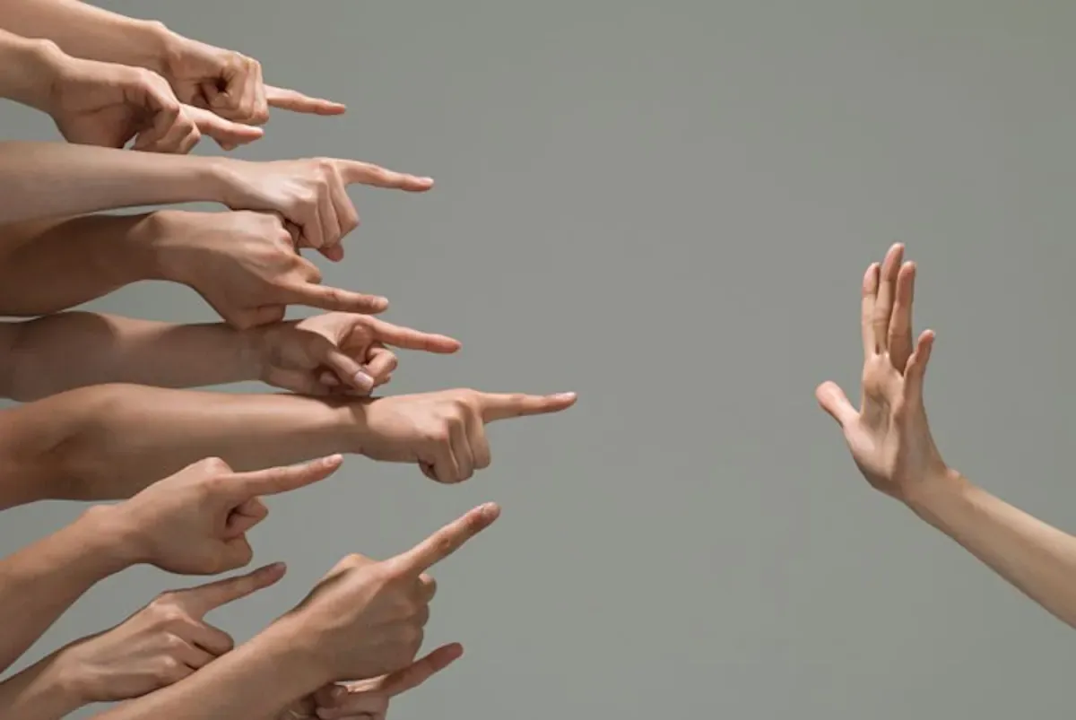 viele-zeigfinger-zeigen-auf-eine-hand.webp